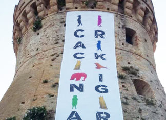 Cracking Art e il grido di dolore di Acquaviva Futura: «Per collocare uno striscione hanno “sfregiato” la Fortezza»