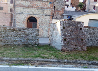 Ripatransone, squarcio nel torrione dell’Agello. De Angelis: «Faremo una denuncia alla Sovrintendenza»