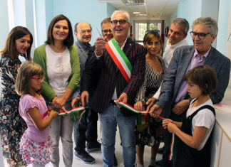 Macerata, taglio del nastro per il nuovo asilo nido. Bambini e anziani insieme