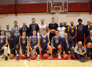 Macerata, i cestisti della Termoforgia di Jesi inaugurano il campo da basket del Palavirtus