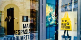 Ripatransone, l’artista Mario Vespasiani conferisce nuova vita alle vetrine in disuso della sua città