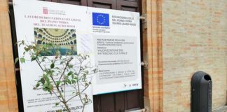 Macerata, lavori nei locali dell’ex farmacia. Danneggiata l’opera “Chimismi” di Tulli