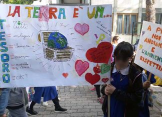 L’anima green della Scuola Miscia. Si festeggia la fermata estiva del Piedibus
