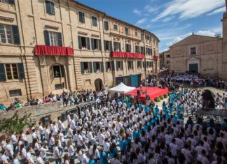 L’Italia celebra i duecento anni de “L’Infinito”, flash mob con migliaia di studenti a Recanati