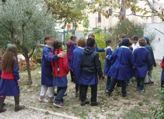 Si torna sui banchi di scuola. Calo demografico e spettro degli scioperi