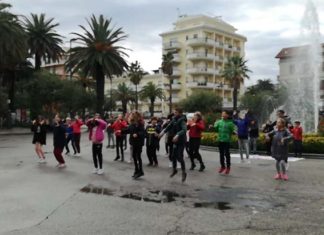 Flashmob in Piazza Giorgini per i trent’anni della Convenzione per i diritti del’infanzia e dell’adolescenza