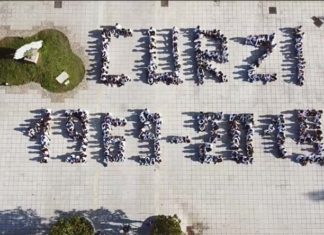 A San Benedetto gli studenti festeggiano i 50 anni della Scuola Curzi con un flashmob