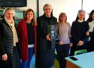 Istituto San Giovanni Battista, arriva un microscopio per gli studenti della scuola primaria