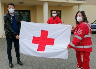 Monteprandone, consegnata la bandiera delle Croce Rossa al sindaco Loggi