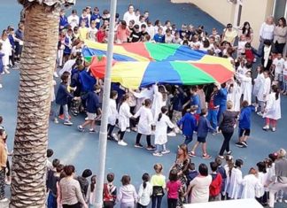 Recanati, ultimo giorno di scuola nei cortili. Saluto di fine anno in sicurezza