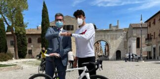 Carboni, unico marchigiano al Giro d’Italia, riceve i saluti dell’assessore regionale Baldelli