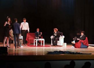 “Uomo”, in scena lo spettacolo ideato e interpretato dai ragazzi del Liceo Classico Leopardi