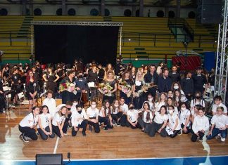 San Benedetto, in mille per il concerto della Scuola Curzi. Flash mob contro la guerra