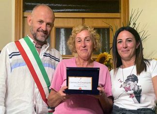 Colli del Tronto, l’Aido e il sindaco Cardilli consegnano una targa alla mamma di Emanuele Ciarrocchi