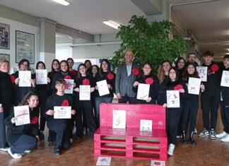 San Benedetto, all’Iis Capriotti una panchina rossa per dire “no” alla violenza sulle donne