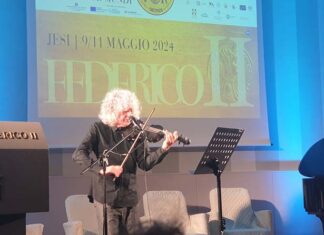 Jesi, Angelo Branduardi fa cantare il pubblico alla prima giornata del Festival Federico II Stupor Mundi