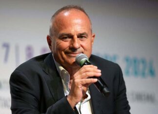 “Cabaret, amore mio!”, Marco Santin riceve l’Arancia d’Oro e lancia un appello per Gaza