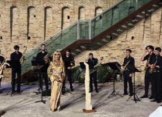 “Scolpire la Musica” incanta la Fortezza di Acquaviva: applausi per il M° Mondelci e lo scultore Rufini