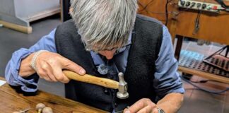 Giuliano Montaldi incanta Venezia con la sua arte orafa abruzzese