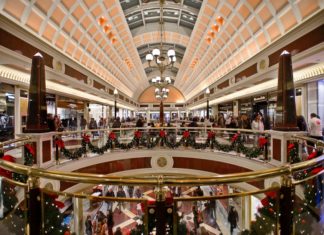 Centro Commerciale, l’antropologia urbana passa per quelle panche