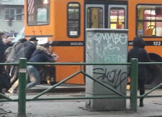 Milano, pendolari spingono l’autobus. E partono i luoghi comuni