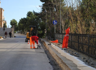Via Borgo da Monte, lavori in corso sui marciapiedi