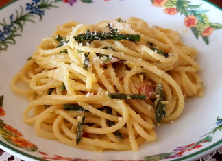 Spaghetti alla carbonara con gli asparagi, un felice connubio