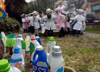 Pupazzi vegetali e capelli d’erba. I piccoli dell’Asilo Merlini alla scoperta della natura