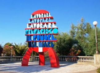 Il lungomare di San Benedetto del Tronto e la scultura che parla