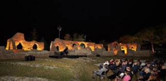Macerata, “Recina Live” all’area archeologica. Emozioni di musica, teatro, aperitivi al tramonto