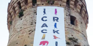 Cracking Art e il grido di dolore di Acquaviva Futura: «Per collocare uno striscione hanno “sfregiato” la Fortezza»