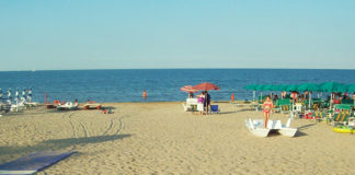Lo chalet dei piccioni. Piccolo ritratto balneare: scorci poetici da una spiaggia libera di Grottammare