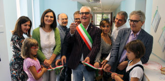 Macerata, taglio del nastro per il nuovo asilo nido. Bambini e anziani insieme