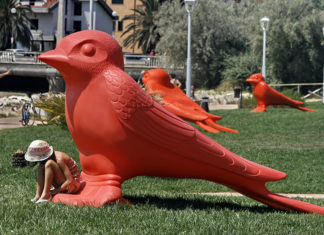 Cracking Art, le grandi rondini spiccano il volo dopo tre mesi di sosta in Riviera