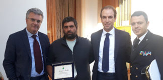 Premiato con una targa il coraggio di Giovanni Amodio: «Ripartirò presto, senza mare non so stare»