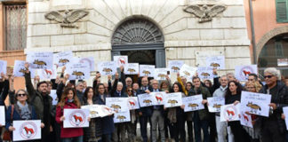 In difesa della libertà di stampa, flash mob ad Ancona e solidarietà del presidente Luca Ceriscioli