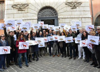 In difesa della libertà di stampa, flash mob ad Ancona e solidarietà del presidente Luca Ceriscioli