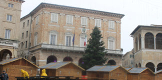 Pista di ghiaccio a Macerata, il mercato settimanale trasloca in Piazza Vittorio Veneto