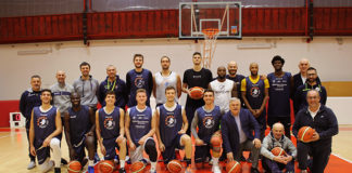 Macerata, i cestisti della Termoforgia di Jesi inaugurano il campo da basket del Palavirtus