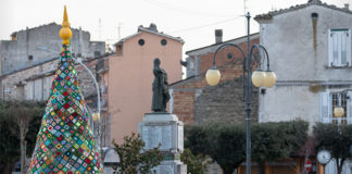 Urban knitting, sarà davvero un caldo Natale con l’albero realizzato all’uncinetto