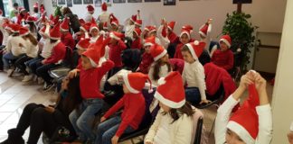 I bambini della Scuola Primaria Ragnola portano “Il sorriso del Natale” al Centro Biancazzurro