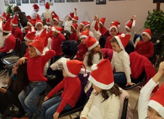 I bambini della Scuola Primaria Ragnola portano “Il sorriso del Natale” al Centro Biancazzurro