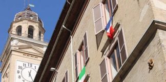 Relazioni Italia-Francia, a Macerata il sindaco Carancini espone le due bandiere