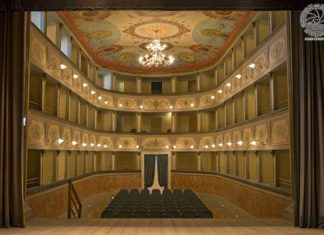 Ripatransone, il Teatro Mercantini riapre le porte e mostra il restaurato sipario storico