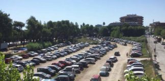 Parcheggio in via Volta, l’appello residenti: «Siamo ostaggi della polvere. Urge una soluzione»