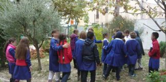 Si torna sui banchi di scuola. Calo demografico e spettro degli scioperi