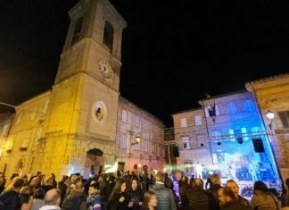 Montefiore, bagno di folla nel centro storico per la “Castagnata in Piazza”