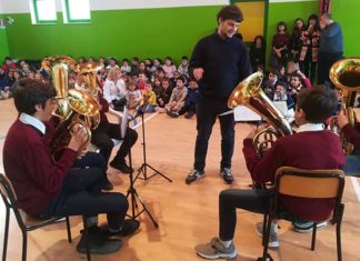 Massignano, la lezione-concerto della Banda Musicale conquista la Scuola Murani