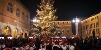 L’Immacolata accende “Il Natale che non ti aspetti”, provincia invasa dai turisti