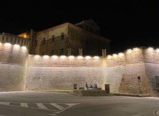Offida accende l’impianto illuminotecnico delle mura medievali